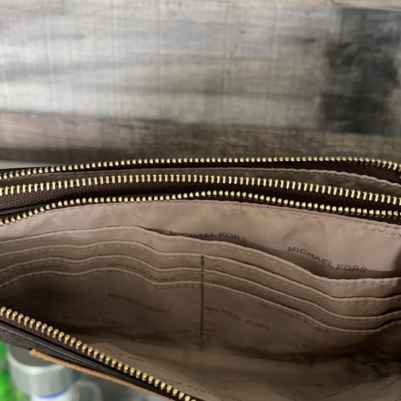 ❤️NWT!!!❤️ MICHAEL Kors Large double zip wristlet. - Picture 10 of 11
